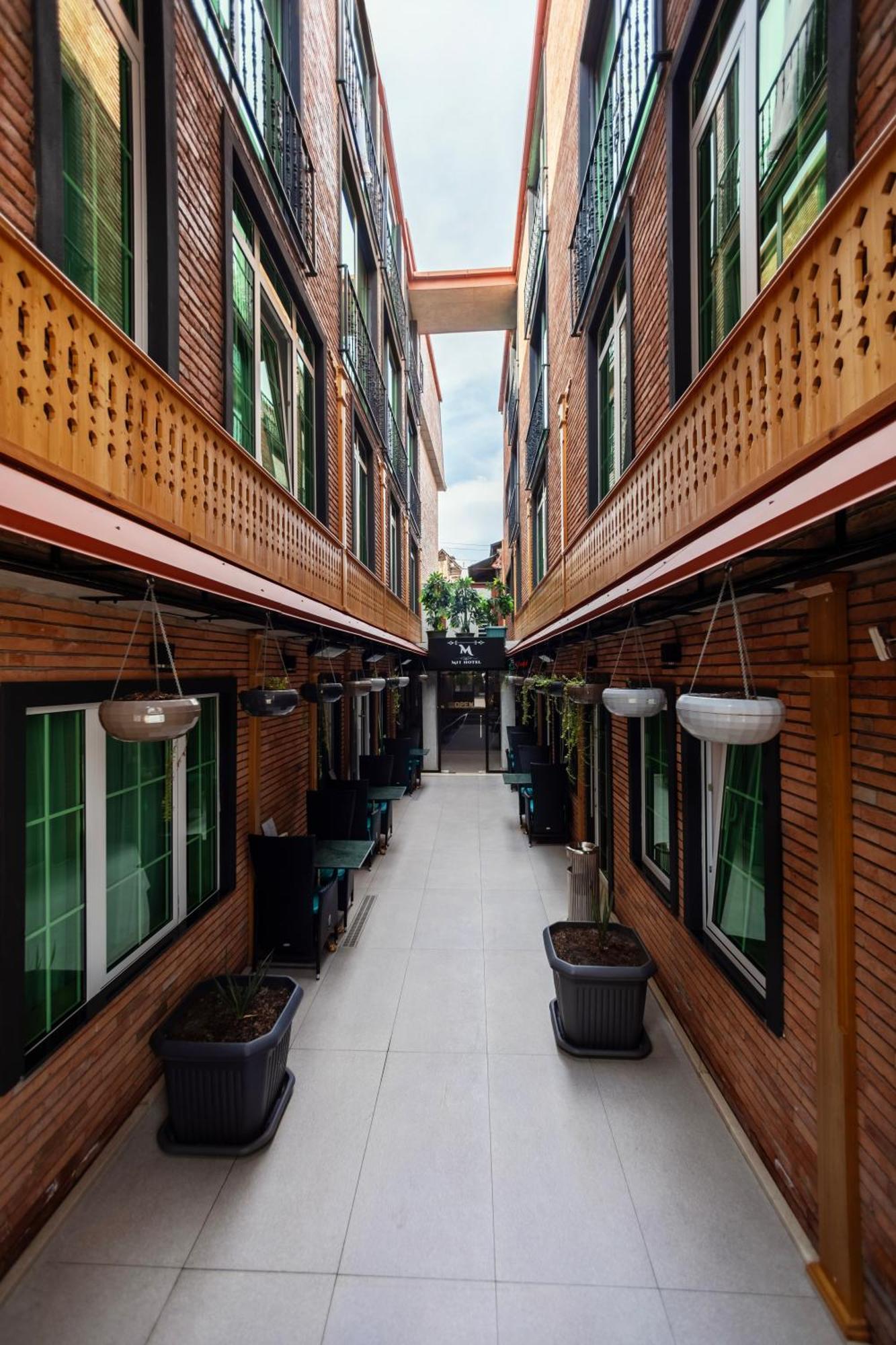 M 1 T Hotel Tbilisi Luaran gambar